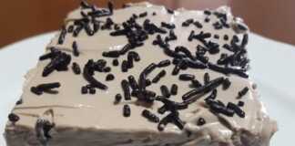 Ένα ολόκληρο κομμάτι από την Τούρτα σεράνο, με τις στρώσεις από σαβαγιάρ και κρέμα να διακρίνονται καθαρά