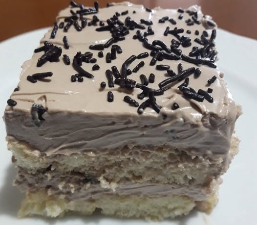 serano Ένα ολόκληρο κομμάτι από την Τούρτα σεράνο, με τις στρώσεις από σαβαγιάρ και κρέμα να διακρίνονται καθαρά