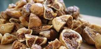 Μια εικόνα που δείχνει τα τρία φρούτα της συνταγής: αποξηραμένα βερίκοκα, σύκα και δαμάσκηνα σε ένα μπολ.