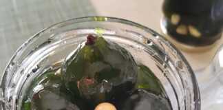 Ένα βάζο με γλυκό συκαλάκι, με τα σύκα να είναι ολόκληρα και τραγανά μέσα στο σιρόπι