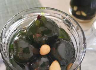 Ένα βάζο με γλυκό συκαλάκι, με τα σύκα να είναι ολόκληρα και τραγανά μέσα στο σιρόπι