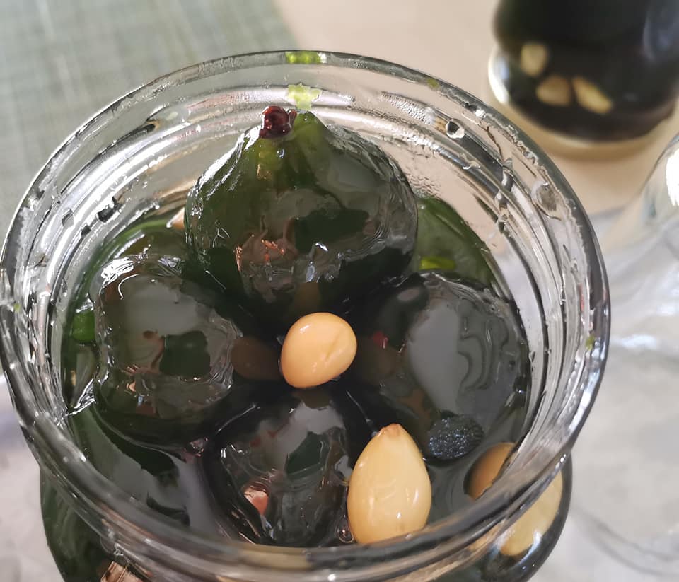 sikalaki Ένα βάζο με γλυκό συκαλάκι, με τα σύκα να είναι ολόκληρα και τραγανά μέσα στο σιρόπι