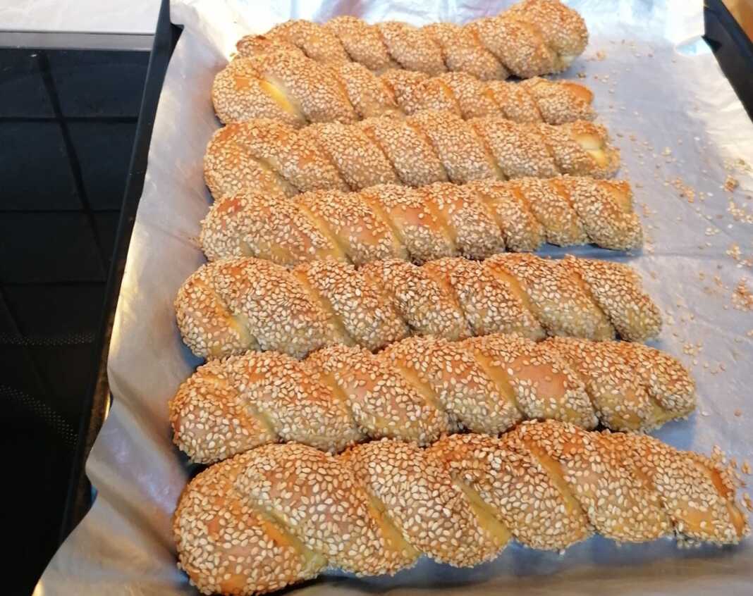 Κοντινό πλάνο σε Σιμίτια, που αναδεικνύει την αφράτη υφή του και τη γλυκιά επικάλυψη με σουσάμι.