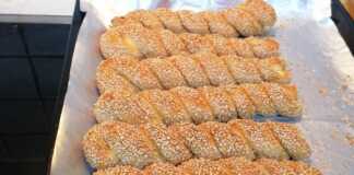 Κοντινό πλάνο σε Σιμίτια, που αναδεικνύει την αφράτη υφή του και τη γλυκιά επικάλυψη με σουσάμι.