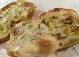 Ένα πιάτο με σκορδόψωμα στην τοστιέρα, με λιωμένο τυρί και τα υλικά από πάνω, φτιαγμένο από μπαγιάτικο ψωμί