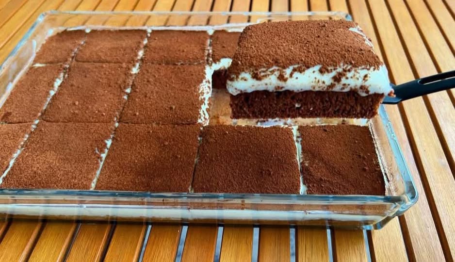 sokolatenio keik me aroma tiramisou Ένα ολόκληρο σοκολατένιο κέικ με κρέμα και καφέ, πασπαλισμένο με κακάο, σε πιατέλα, έτοιμο για σερβίρισμα