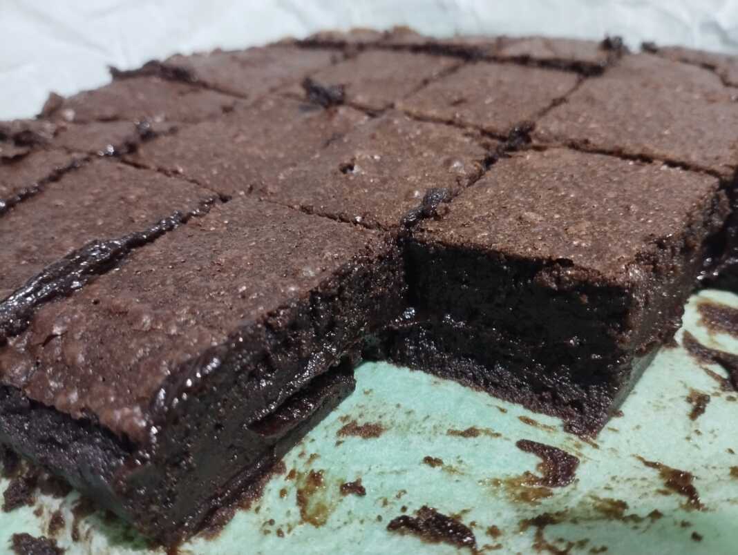 sokolato-pita Ένα ολόκληρο σοκολατένιο κέικ μπεν μαρί σερβιρισμένο σε δίσκο, με γλάσο σοκολάτας