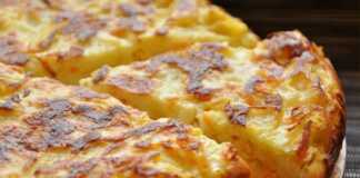 Ένα ολόκληρο, χρυσαφένιο σουφλέ λάχανου, βγαλμένο από τον φούρνο, σερβιρισμένο με γιαούρτι