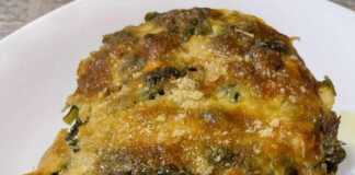 Κομμάτι από σουφλέ σπανάκι σε πιάτο, που φαίνεται η αφράτη του υφή και τα κομμάτια σπανάκι και τυριού