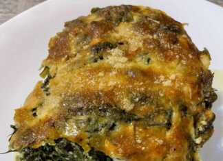 Κομμάτι από σουφλέ σπανάκι σε πιάτο, που φαίνεται η αφράτη του υφή και τα κομμάτια σπανάκι και τυριού