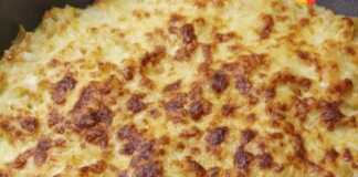 Ένα ζεστό σουφλέ με ταλιατέλες στο ταψί, με χρυσαφένια, τραγανή κρούστα από λιωμένα τυριά, έτοιμο για σερβίρισμα.