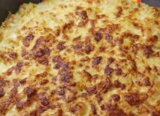 Ένα ζεστό σουφλέ με ταλιατέλες στο ταψί, με χρυσαφένια, τραγανή κρούστα από λιωμένα τυριά, έτοιμο για σερβίρισμα.