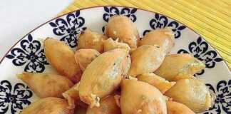 Παραδοσιακά Σουγάνια Μυτιλήνης, σερβιρισμένα σε πιάτο, με την ντοματένια σάλτσα και φρέσκο σχοινόπρασο.