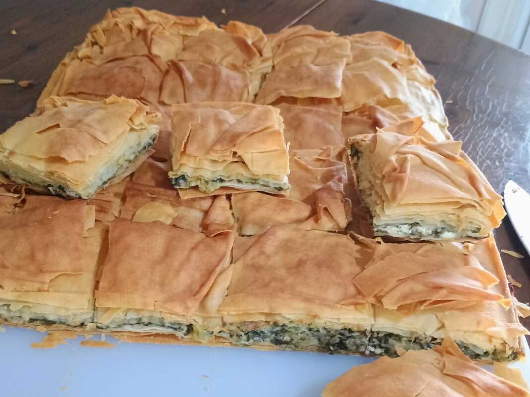 Μια ολόκληρη Σπανακοτυρόπιτα με χωριάτικο φύλλο, χρυσαφένια και τραγανή