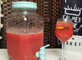 Δροσιστική σπιτική καρπουζάδα σε γυάλινη κανάτα, με φέτες καρπουζιού, παγάκια και φύλλα δυόσμου.