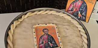 Μια ολόκληρη Θαδδαιόπιτα σε στρογγυλό ταψί, φρεσκοψημένη και έτοιμη να κρυώσει