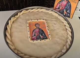 Μια ολόκληρη Θαδδαιόπιτα σε στρογγυλό ταψί, φρεσκοψημένη και έτοιμη να κρυώσει