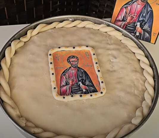 Μια ολόκληρη Θαδδαιόπιτα σε στρογγυλό ταψί, φρεσκοψημένη και έτοιμη να κρυώσει