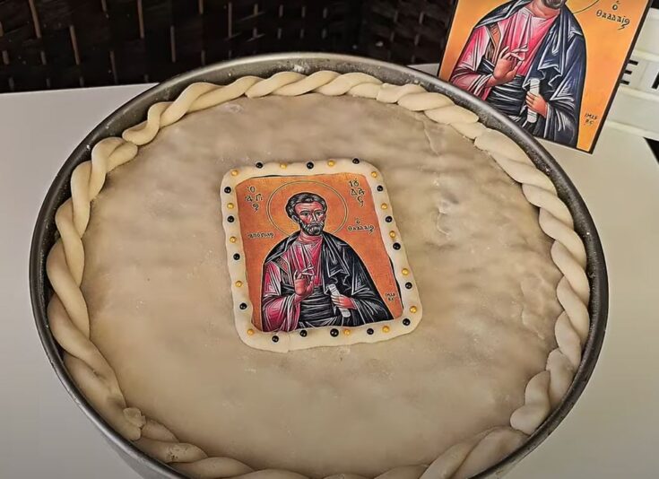 Μια ολόκληρη Θαδδαιόπιτα σε στρογγυλό ταψί, φρεσκοψημένη και έτοιμη να κρυώσει