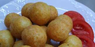 Τυροκροκέτες σε πιατέλα, τηγανισμένες μέχρι να πάρουν χρυσαφένιο χρώμα, έτοιμες για σερβίρισμα.