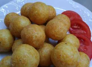 Τυροκροκέτες σε πιατέλα, τηγανισμένες μέχρι να πάρουν χρυσαφένιο χρώμα, έτοιμες για σερβίρισμα.