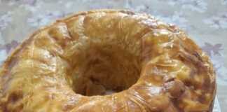 Κοντινό πλάνο στην επιφάνεια της τυρόπιτας φόρμας, που δείχνει την χρυσαφένια και τραγανή κρούστα της.