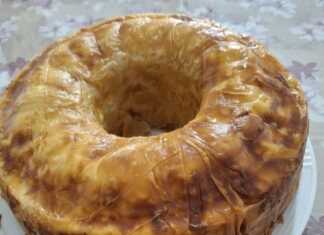 Κοντινό πλάνο στην επιφάνεια της τυρόπιτας φόρμας, που δείχνει την χρυσαφένια και τραγανή κρούστα της.