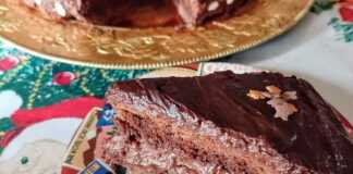 Ένα ολόκληρο κομμάτι Τούρτα σοκολατίνα, με πλούσια γκανάζ και διακόσμηση από τρούφα σοκολάτας, σερβιρισμένο σε πιάτο