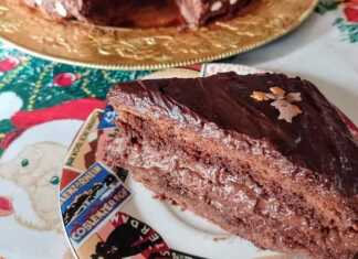 Ένα ολόκληρο κομμάτι Τούρτα σοκολατίνα, με πλούσια γκανάζ και διακόσμηση από τρούφα σοκολάτας, σερβιρισμένο σε πιάτο