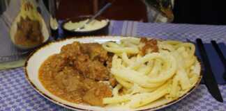 Χοιρινό Αρκαδίας λαγωτό: Το ιδανικό πιάτο για κάθε γιορτή! Ένα πιάτο με χοιρινό Αρκαδίας λαγωτό, με το τρυφερό κρέας και την πλούσια σάλτσα, σερβιρισμένο με μακαρόνια και τριμμένη μυζήθρα.