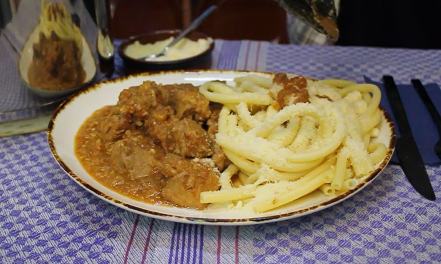 xoirino arkadias1 Ένα πιάτο με χοιρινό Αρκαδίας λαγωτό, με το τρυφερό κρέας και την πλούσια σάλτσα, σερβιρισμένο με μακαρόνια και τριμμένη μυζήθρα.