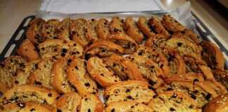 Ένα πιάτο με ζακυνθινά, γλυκά παξιμαδάκια, με σταφίδες και σουσάμι.