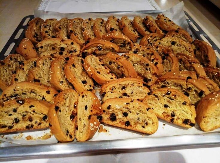 Ένα πιάτο με ζακυνθινά, γλυκά παξιμαδάκια, με σταφίδες και σουσάμι.