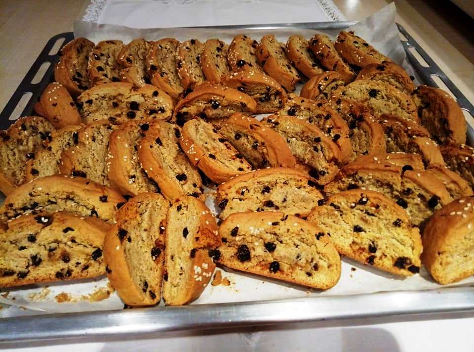 zakinthina glika paksimadakia Ένα πιάτο με ζακυνθινά, γλυκά παξιμαδάκια, με σταφίδες και σουσάμι.