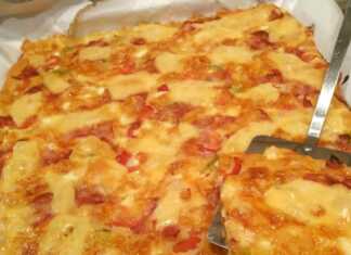 Μια ολόκληρη ζυμαρόπιτα πίτσα, ψημένη, με πλούσια υλικά και χρυσαφένιο χρώμα