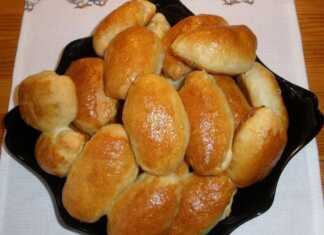 Ένα πιάτο με ψημένα, χρυσαφένια πιτάκια από την αφράτη ζύμη, έτοιμα για σερβίρισμα.