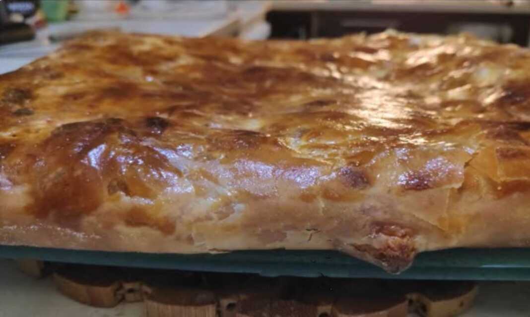 Η τελική αφράτη τυρόπιτα με φέτα, ψημένη και χρυσαφένια