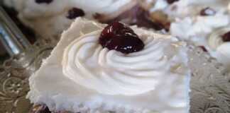 Μια κοντινή φωτογραφία από το γλυκό ψυγείου, που δείχνει τις στρώσεις του μπισκότου και της σοκολατένιας κρέμας