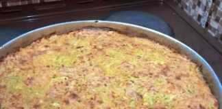 Μια χρυσαφένια, φρεσκοψημένη Κολοκυθομπατζινα με φέτα, κομμένη σε κομμάτια