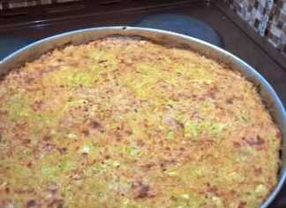 Μια χρυσαφένια, φρεσκοψημένη Κολοκυθομπατζινα με φέτα, κομμένη σε κομμάτια