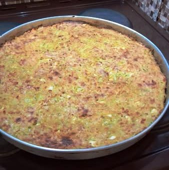 Kolokithompatzina02 Μια χρυσαφένια, φρεσκοψημένη Κολοκυθομπατζινα με φέτα, κομμένη σε κομμάτια