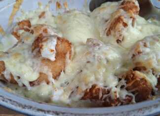 Ένα ζουμερό πιάτο με κοτόπουλο με τυρί, βγαλμένο μόλις από τον φούρνο, με το τυρί να λιώνει