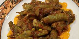 Κουκιά με ντομάτα: Το πιο νόστιμο καλοκαιρινό φαγητό! Μια πιατέλα με κουκιά με ντομάτα, γαρνιρισμένη με φρέσκα βότανα.