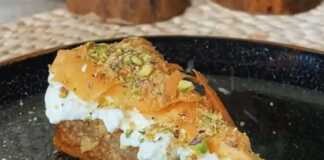 Χρυσαφί μπακλαβάς κομμένος σε τριγωνα και ποτισμένος με σιρόπι και παγωτό