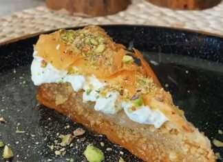 Χρυσαφί μπακλαβάς κομμένος σε τριγωνα και ποτισμένος με σιρόπι και παγωτό