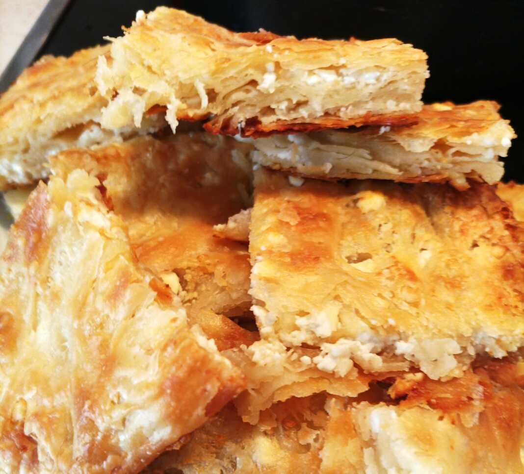 Μια κοντινή φωτογραφία που δείχνει τα λεπτά, τραγανά φύλλα της πίτας