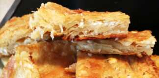 Μια κοντινή φωτογραφία που δείχνει τα λεπτά, τραγανά φύλλα της πίτας