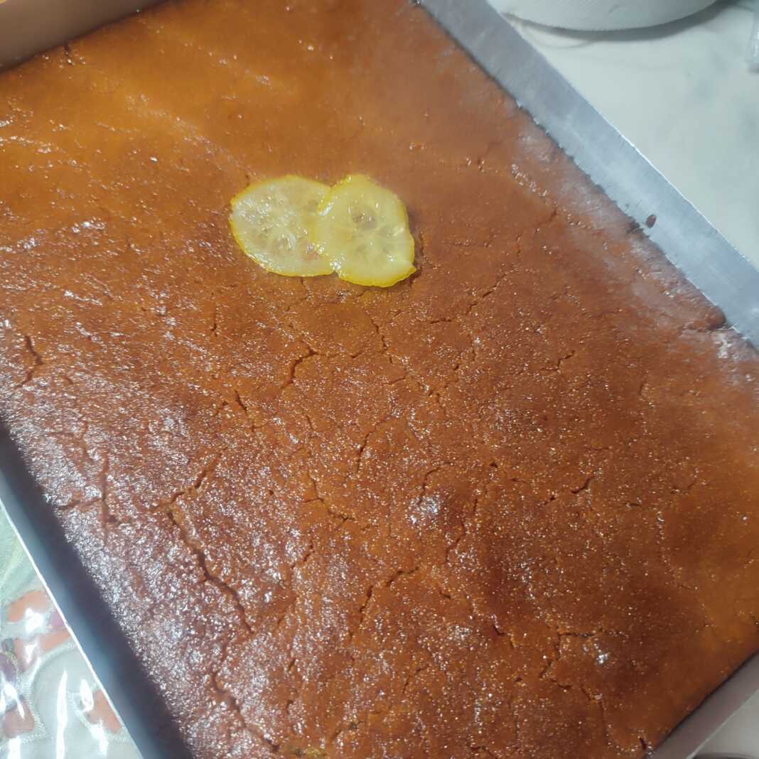 Ένα ολόκληρο ταψί με λαχταριστό σάμαλι, φρεσκοψημένο και σιροπιασμένο.