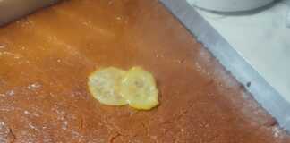 Ένα ολόκληρο ταψί με λαχταριστό σάμαλι, φρεσκοψημένο και σιροπιασμένο.