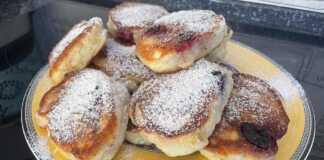 Αφράτα pancakes με κεφίρ: Το μυστικό για τέλειο φούσκωμα! Μια πιατέλα με λαχταριστες, αφράτες τηγανίτες , πασπαλισμένα με ζάχαρη άχνη